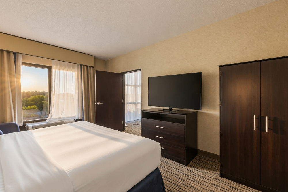 Best Western New Albany guestroom